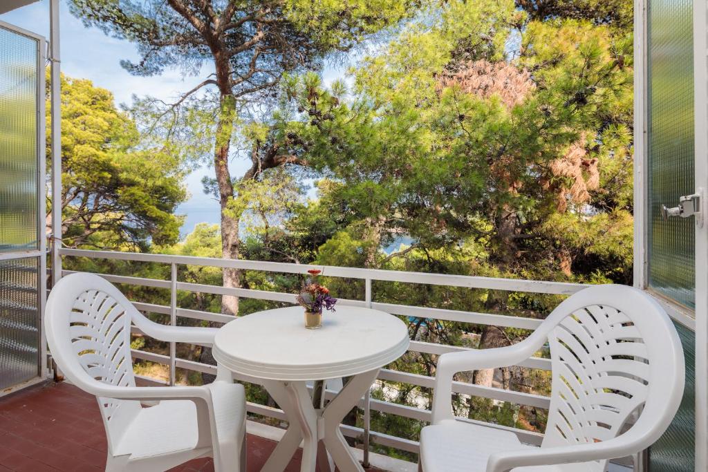 Uživajte u mediteranskom ambijentu Fontana Resorta 2* na Hvaru, gdje priroda, more i spokoj stvaraju idealne uslove za odmor!