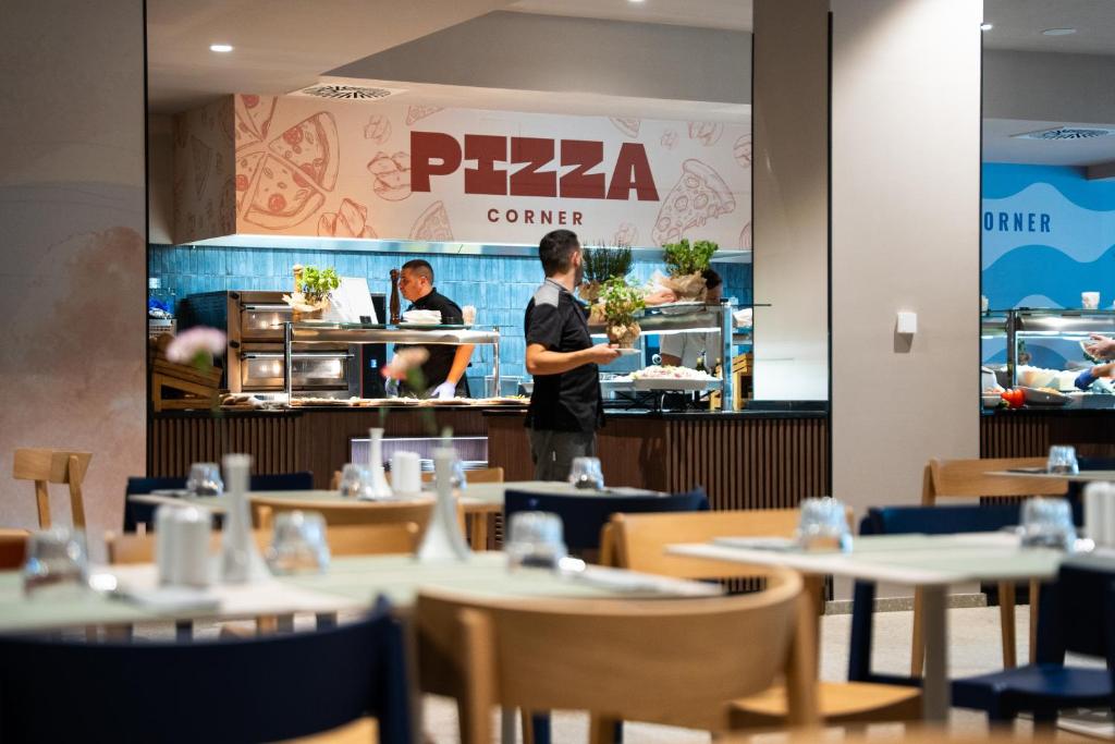 Uživajte u bezbrižnom porodičnom odmoru u Biogradu na Moru uz All inclusive uslugu, miris borove šume i brojne sadržaje za djecu i odrasle – Family Hotel Adria 4!*