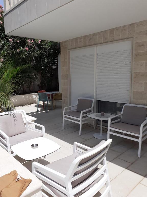 Uživajte u odmoru iz snova u Villi Katarina 4* na Makarskoj rivijeri, okruženi buđenjem prirode, mirisom mora i toplinom mediteranskog sunca!