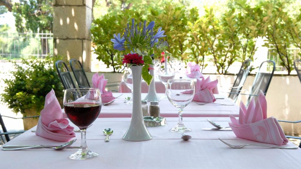 Hotel Komodor 3* – Otkrijte čari romantičnog odmora uz kristalno čisto more i bajkoviti pogled na Elafite, na poluotoku Lapad u Dubrovniku!