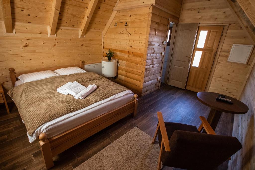 Doživite potpuni odmor u Motelu Babino Brdo 4*, Derventa – uživajte u čistom zraku i predivnom pogledu na grad iz udobnih soba ili bungalova!