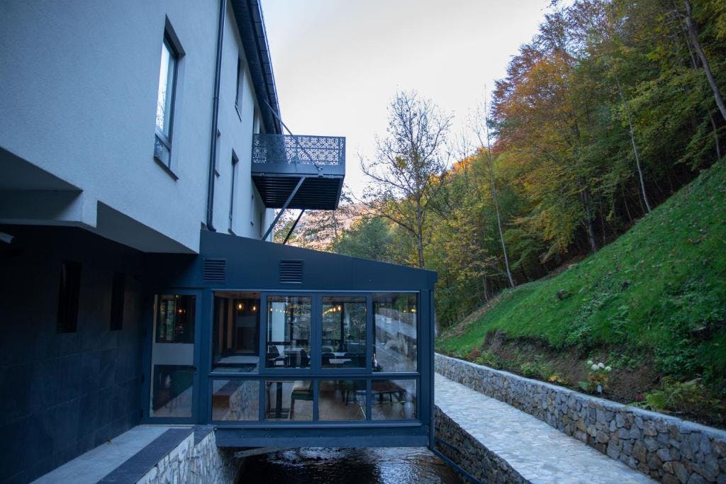 Prepustite se vrhunskom odmoru u srcu Kreševa i uživajte u savršenom spoju modernih sadržaja, udobnosti i tradicionalne atmosfere Hotela Adriale 4*!