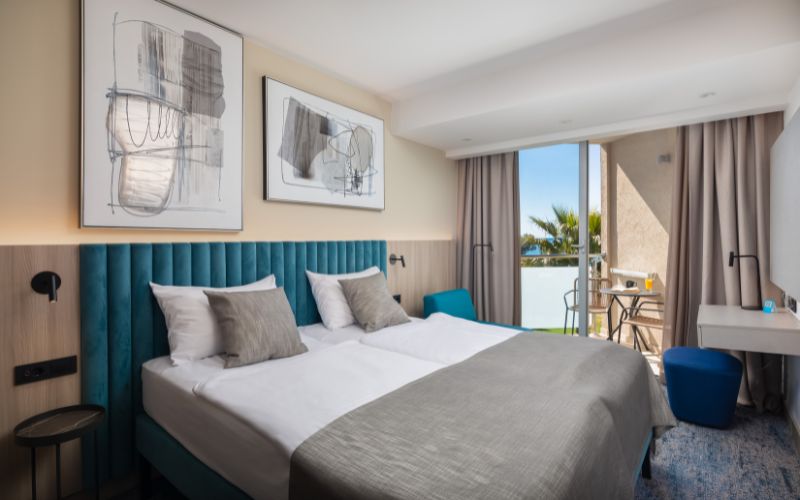 Pronađite svoju oazu mira u Aminess Maestral 4*, Novigrad – gdje se opuštanje uz more susreće s vrhunskim komforom!