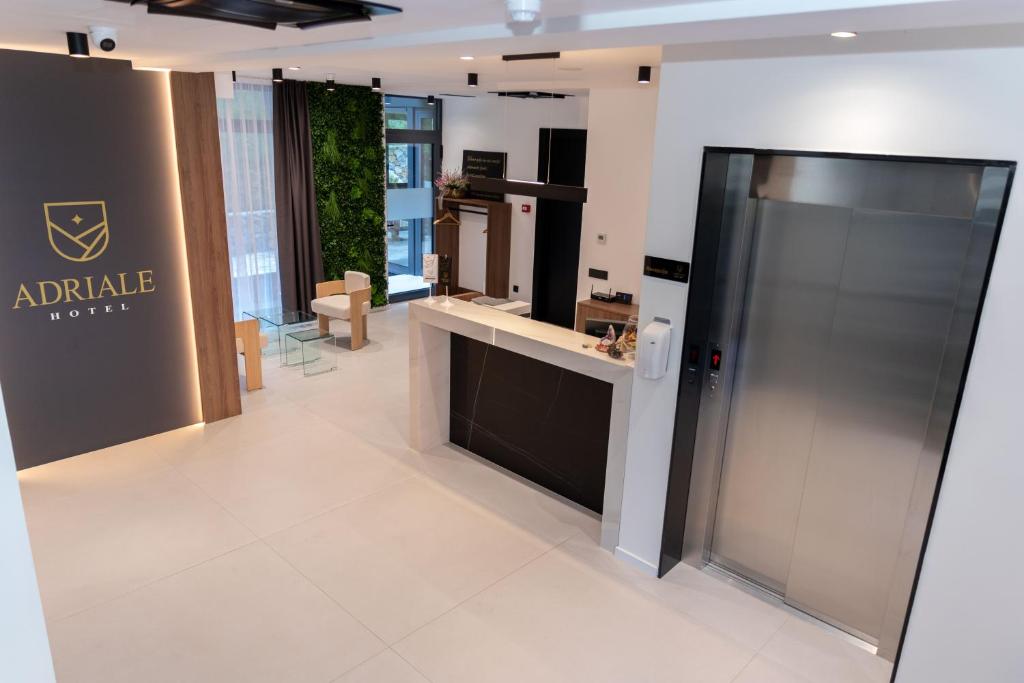 Prepustite se vrhunskom odmoru u srcu Kreševa i uživajte u savršenom spoju modernih sadržaja, udobnosti i tradicionalne atmosfere Hotela Adriale 4*!