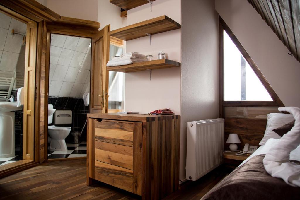 Doživite potpuni odmor u Motelu Babino Brdo 4*, Derventa – uživajte u čistom zraku i predivnom pogledu na grad iz udobnih soba ili bungalova!