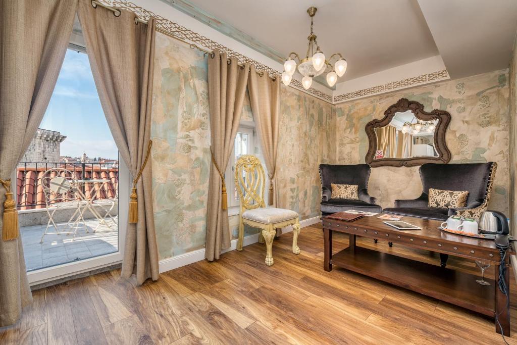 Hotel Plaza Marchi Old Town 4* | Otkrijte skrivene čari Splita i prepustite se jedinstvenom spoju historije i luksuza u srcu stare jezgre!