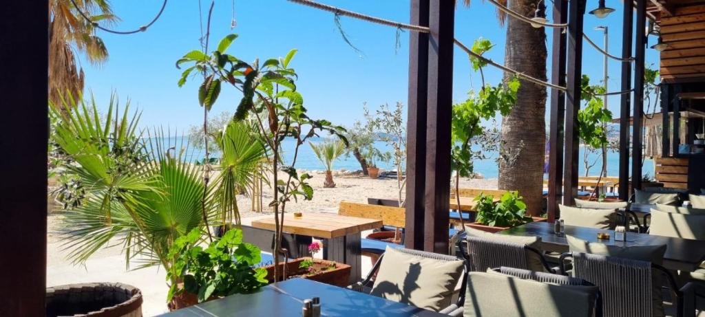 Jona Rooms Podstrana – uživajte u savršenom spoju mediteranskog ugođaja, blizine mora i elegantnog smještaja za odmor ispunjen uživanjem!