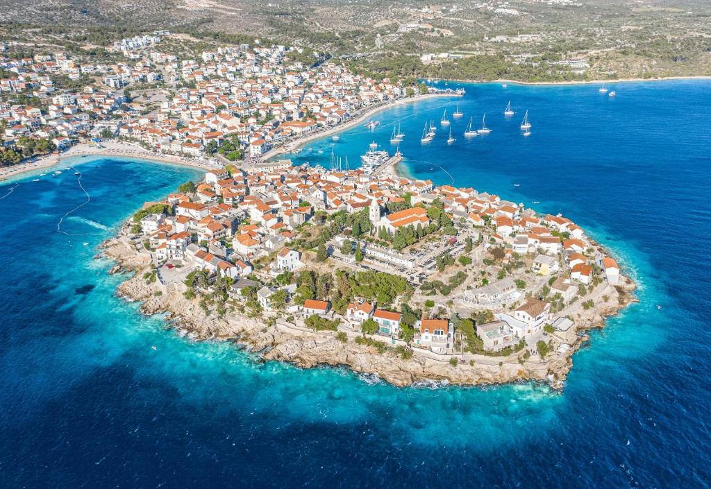 Hotel Zora 3*, Primošten | Uživajte u savršenom spoju romantike i prirodnih ljepota uz šljunčane plaže Jadrana!
