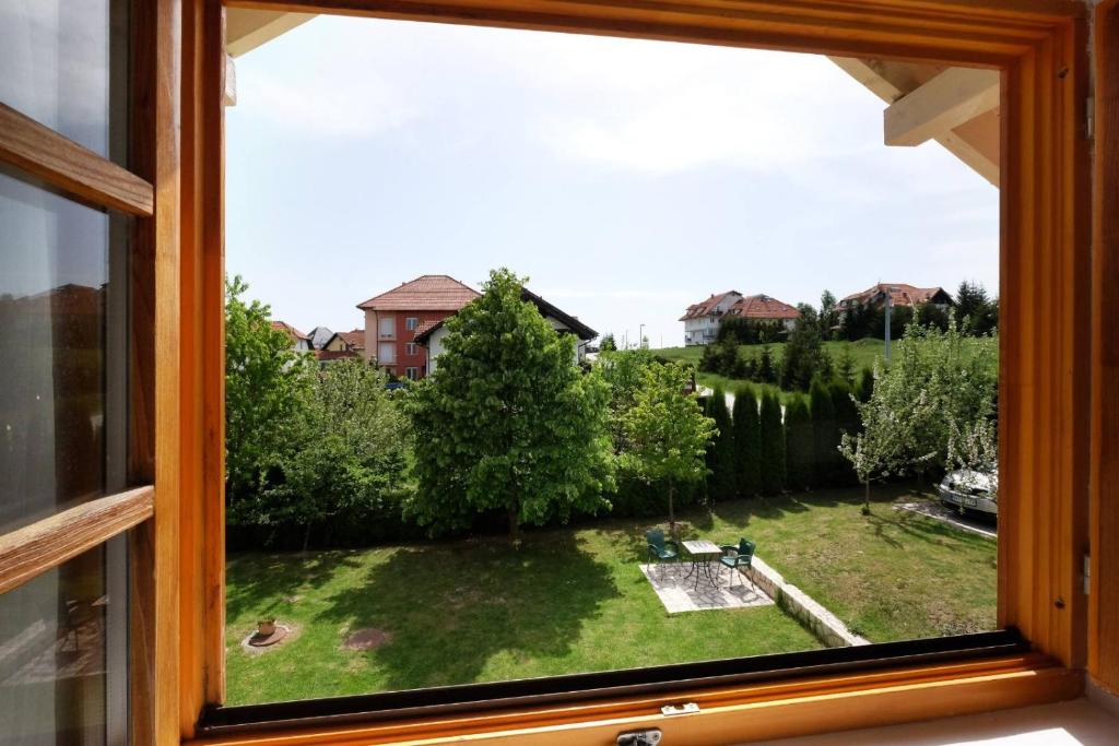 Otkrijte savršeno mjesto za odmor u Apartmanima Bohemia na Zlatiboru, uz mirnu atmosferu, svjež zrak i brojne mogućnosti za uživanje u prirodi!