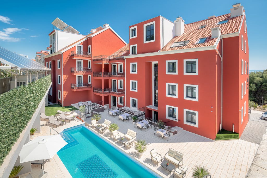 Nezaboravan bijeg u Split uz luksuz, udobnost i panoramski pogled na more – doživite vrhunski odmor u elegantnom Hotelu Cvita 4*!