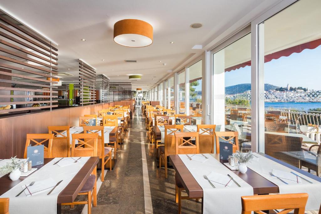 Uživajte u potpunom opuštanju, svježem zraku, prekrasnom pogledu na Jadran i ugodnoj atmosferi Hotela Zora 3*,  Primošten!