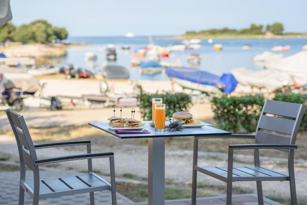 Kamp Polari, Rovinj I Uživajte u odmoru okruženi stoljetnim maslinama, borovim šumama i kristalno čistim morem u srcu Istre!