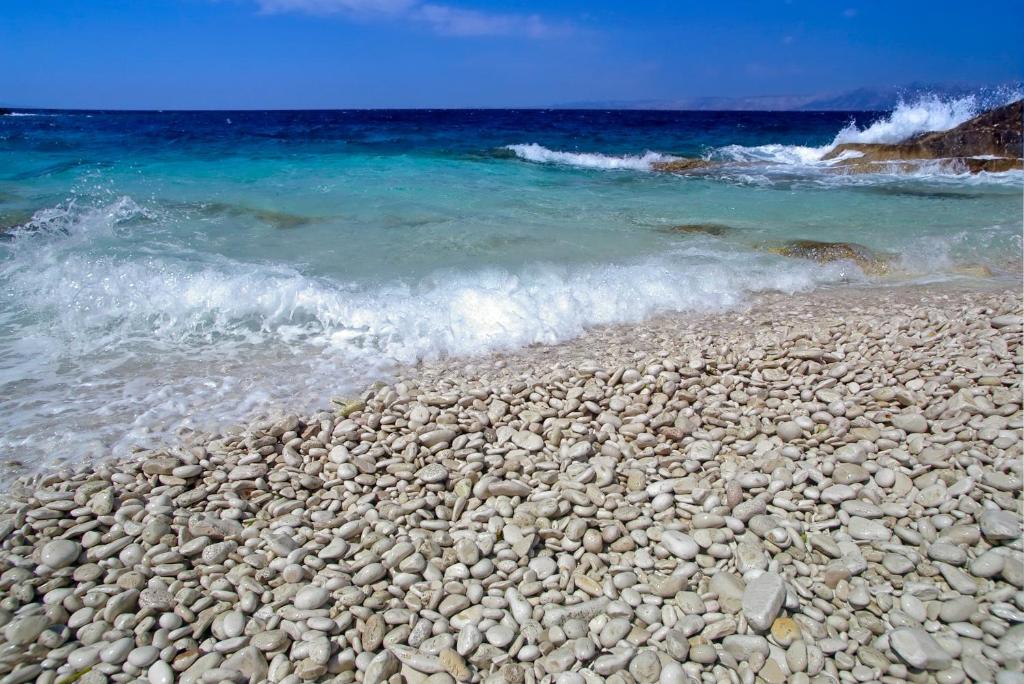 Odmor na čarobnoj Korčuli – uživajte u kristalno čistom moru, mediteranskom ambijentu i opuštajućem boravku u Villi Telenta 4* u Vela Luci!