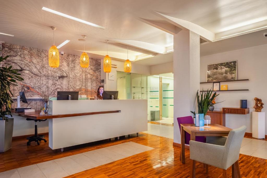 Doživite čaroliju Brača u Aminess Vival Velaris Resortu 4* – romantična atmosfera, mirisi Mediterana i nezaboravni morski doživljaji!