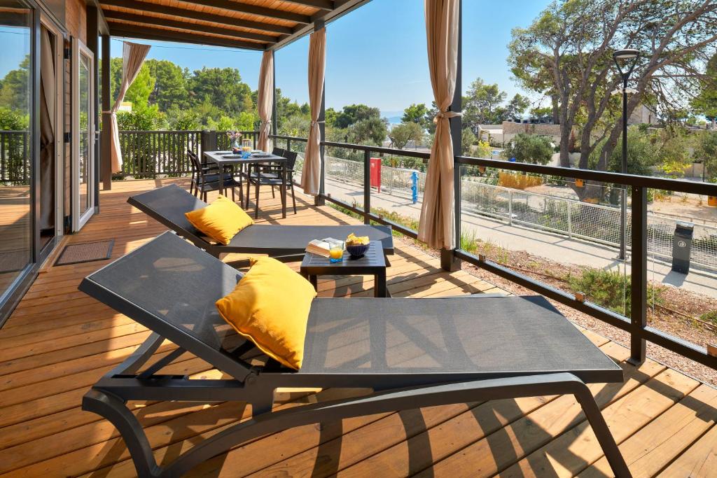 Medora Orbis Camping & Glamping I Okupite voljene i istražite ljepotu Podgore kroz opuštajući porodični odmor u prelijepom mediteranskom okruženju!
