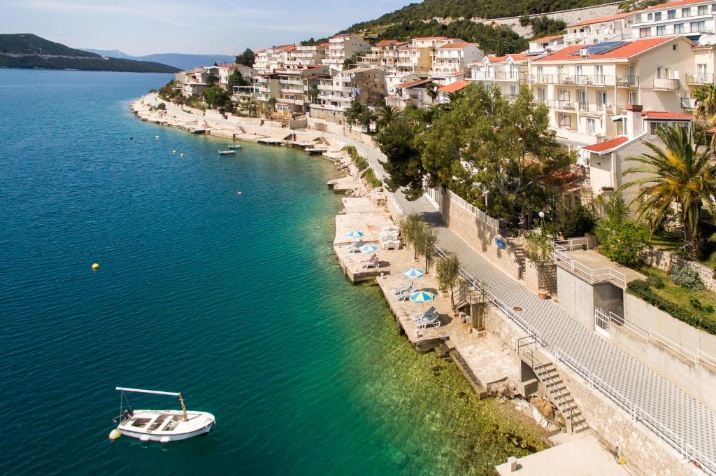 Provedite nezaboravne dane uz obalu Jadrana i uživajte u spoju mira, mora i mediteranske atmosfere u Hotelu Nova 4*, Neum!