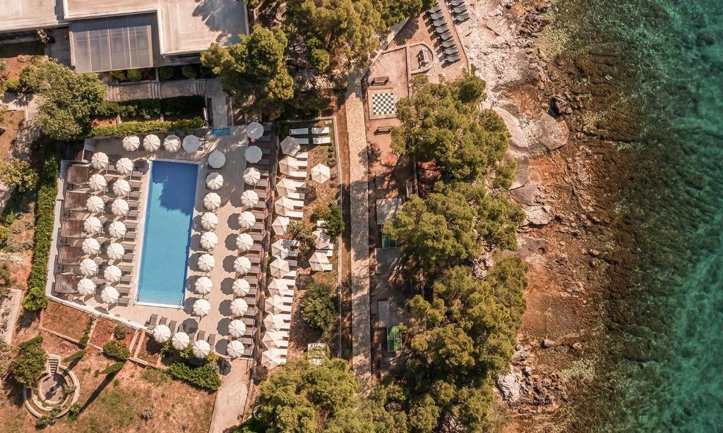 Doživite čarobne trenutke na Hvaru u Aminess Younique Senses Resortu 4* uz kristalno more, mediteransku prirodu i potpuni osjećaj mira!