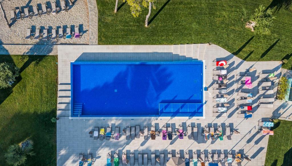 Pronađite svoj kutak za odmor u Vodicama – Villa Arausana & Antonina 4* ili Villa Arausa 4* uz more, udobnost i ALL INCLUSIVE LIGHT uslugu!