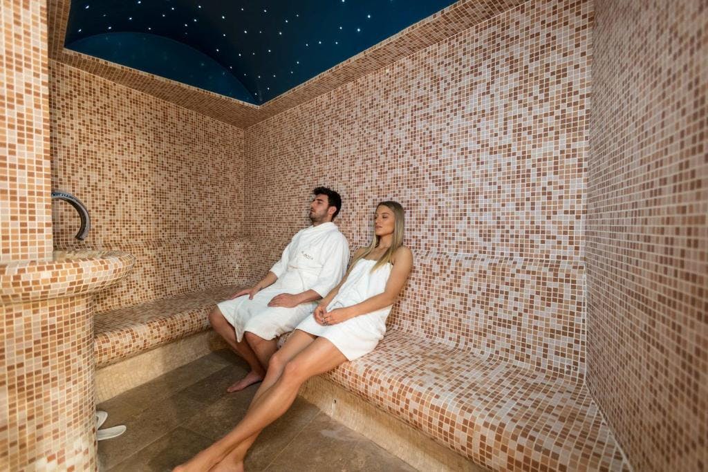 Otkrijte savršen spoj luksuza i planinskog odmora na Vlašiću uz boravak u Hotelu Blanca Resort & Spa 5* – prepustite se udobnosti, prirodi i trenucima potpunog uživanja!