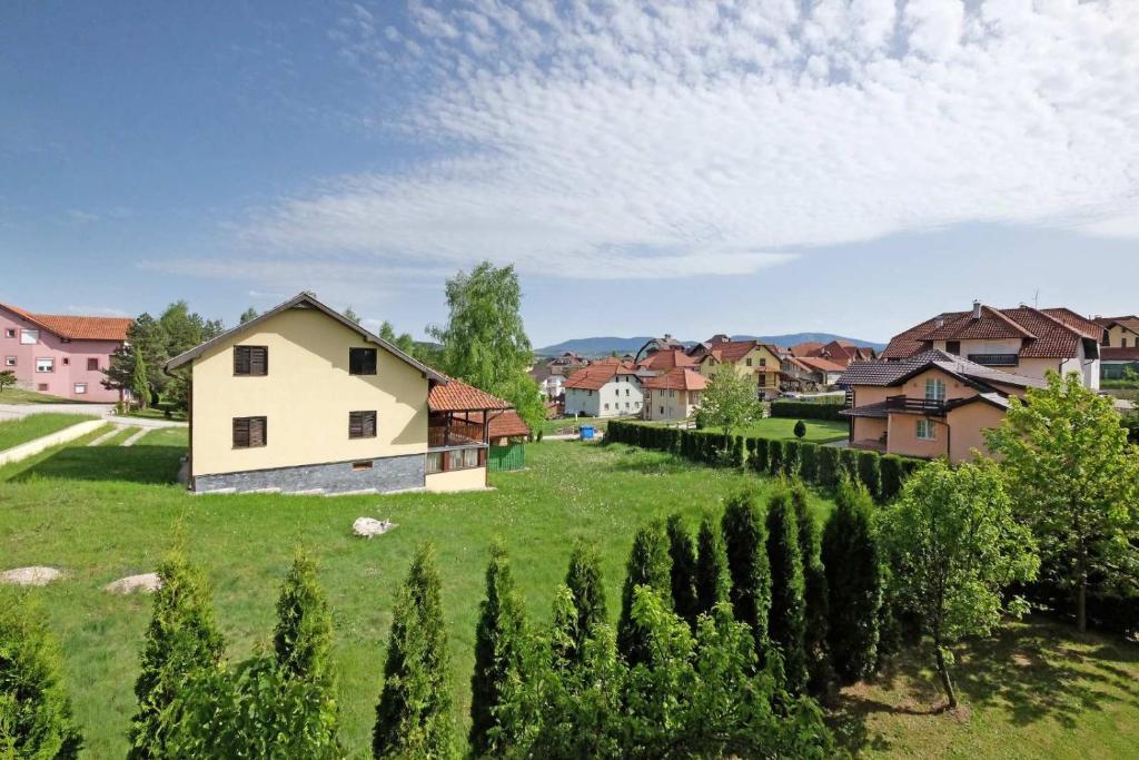 Otkrijte savršeno mjesto za odmor u Apartmanima Bohemia na Zlatiboru, uz mirnu atmosferu, svjež zrak i brojne mogućnosti za uživanje u prirodi!