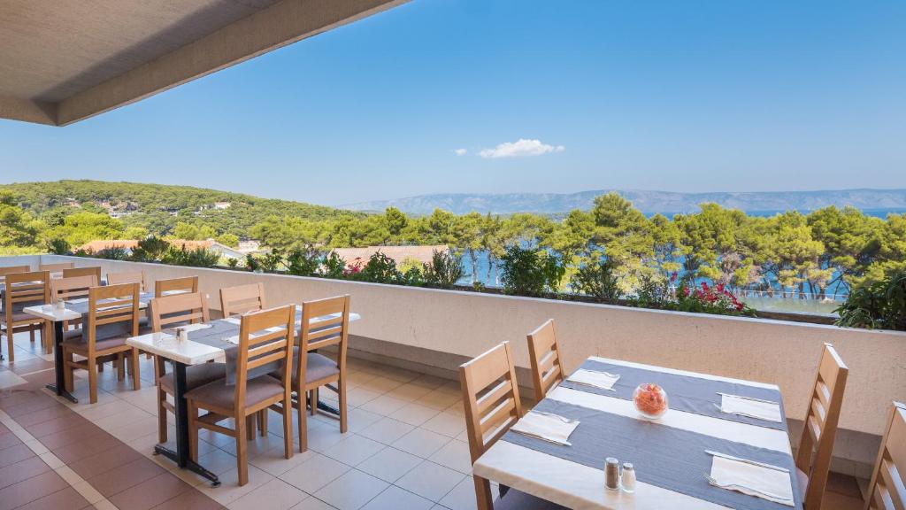 Hotel Hvar 3* I Doživite autentični mediteranski ugođaj u Jelsi gdje priroda i more pričaju svoju priču!