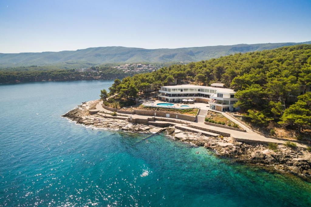 Uživajte u mediteranskom ambijentu Fontana Resorta 2* na Hvaru, gdje priroda, more i spokoj stvaraju idealne uslove za odmor!