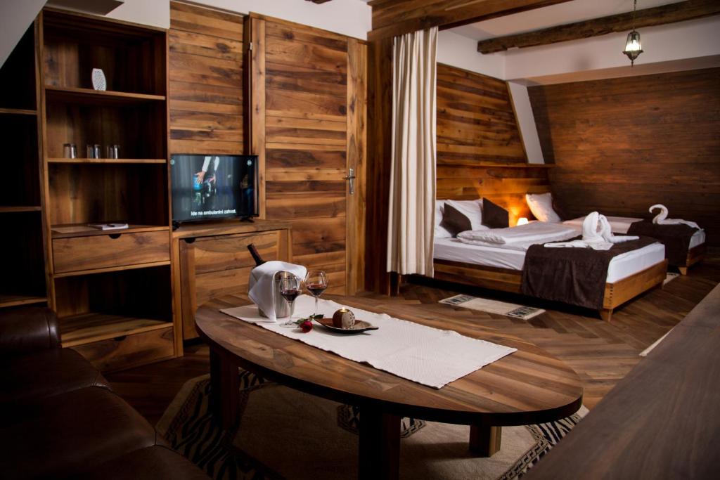 Doživite potpuni odmor u Motelu Babino Brdo 4*, Derventa – uživajte u čistom zraku i predivnom pogledu na grad iz udobnih soba ili bungalova!