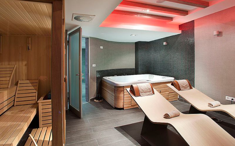 Otkrijte čari ljeta na planini kroz spoj prirodnog mira i vrhunskog Wellness & Spa opuštanja u Aparthotelu Vučko 4*, Jahorina!