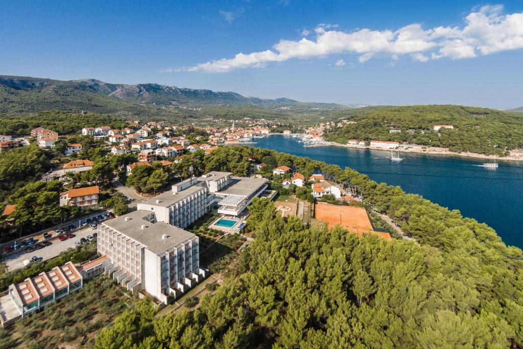 Hotel Hvar 3* I Doživite autentični mediteranski ugođaj u Jelsi gdje priroda i more pričaju svoju priču!