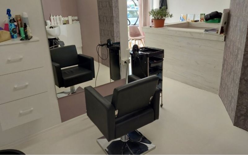 Zasijaj punim sjajem uz StudioDi – prepusti se profesionalnom pilingu tjemena uz feniranje za savršenu njegu kose!