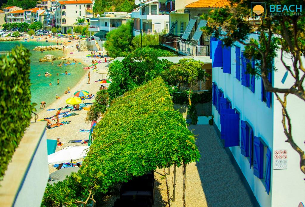 Vaš savršeni bijeg uz more počinje u Beach Hotelu Croatia 3* – uživajte u udobnosti, miru i ljepotama Drašnica na Jadranskoj obali!