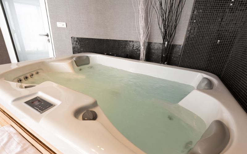 Otkrijte čari ljeta na planini kroz spoj prirodnog mira i vrhunskog Wellness & Spa opuštanja u Aparthotelu Vučko 4*, Jahorina!