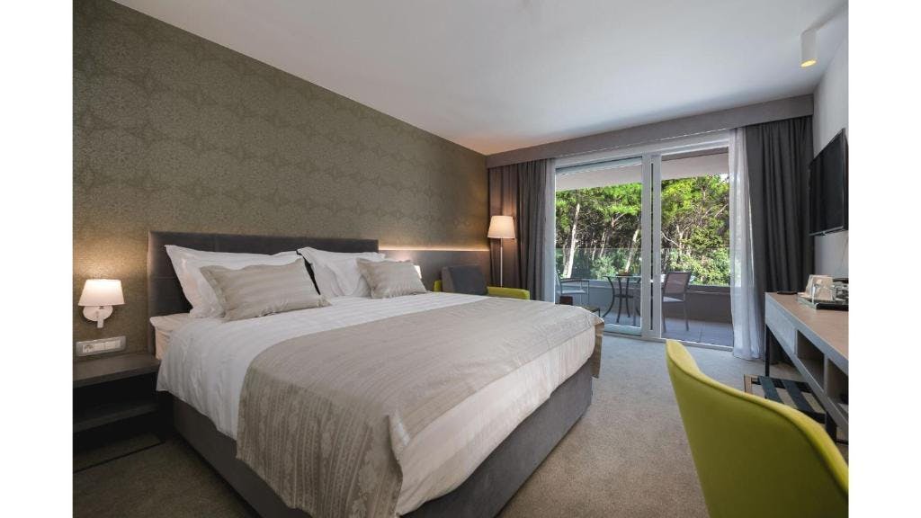 Uživajte u Makarskoj, moru i mirisima Mediterana – očekuje vas opuštajući odmor u Hotelu Mirjam 4* uz prekrasan ambijent, vrhunsku udobnost i trenutke za pamćenje!