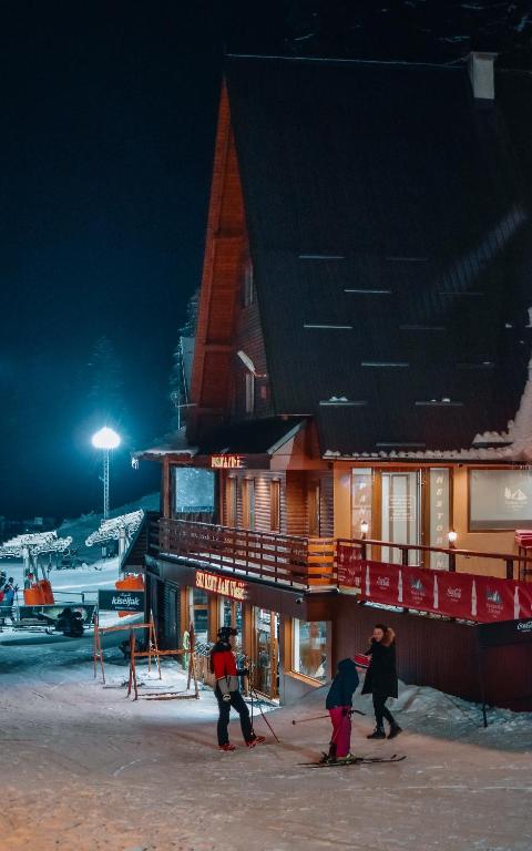 Zima ispunjena mirom i udobnošću na Vlašiću uz luksuzan boravak i svjež planinski zrak u Pansionu A&M!