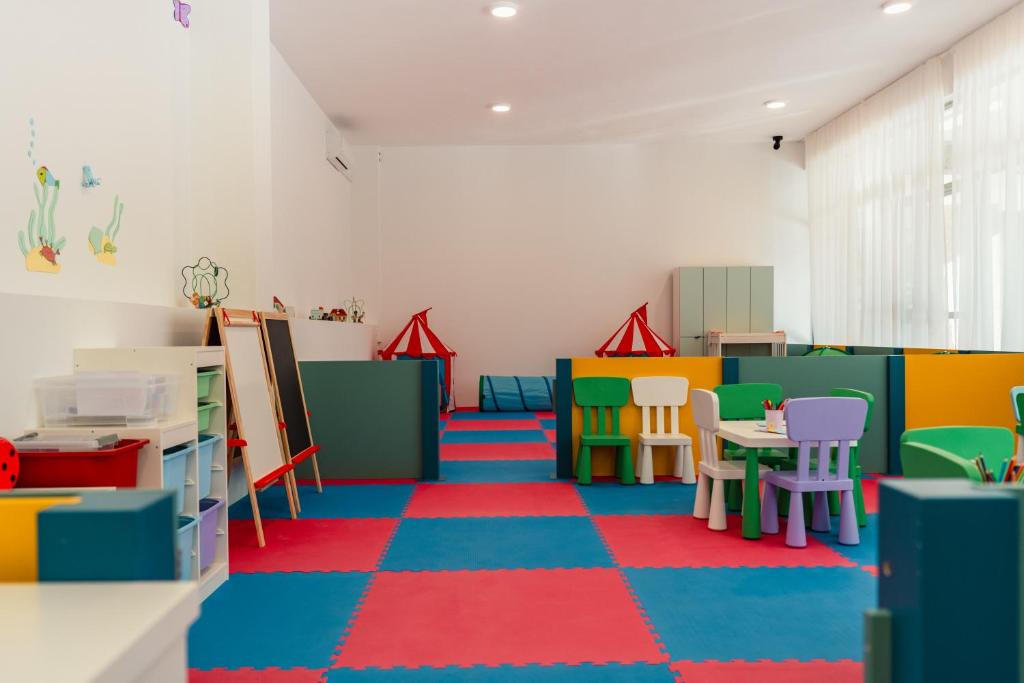 Alemaris Resort 3* – zakoračite u mirniju stranu Dalmacije i uživajte u jesenskim danima uz more, borovu šumu i prekrasan ambijent Baškog Polja!