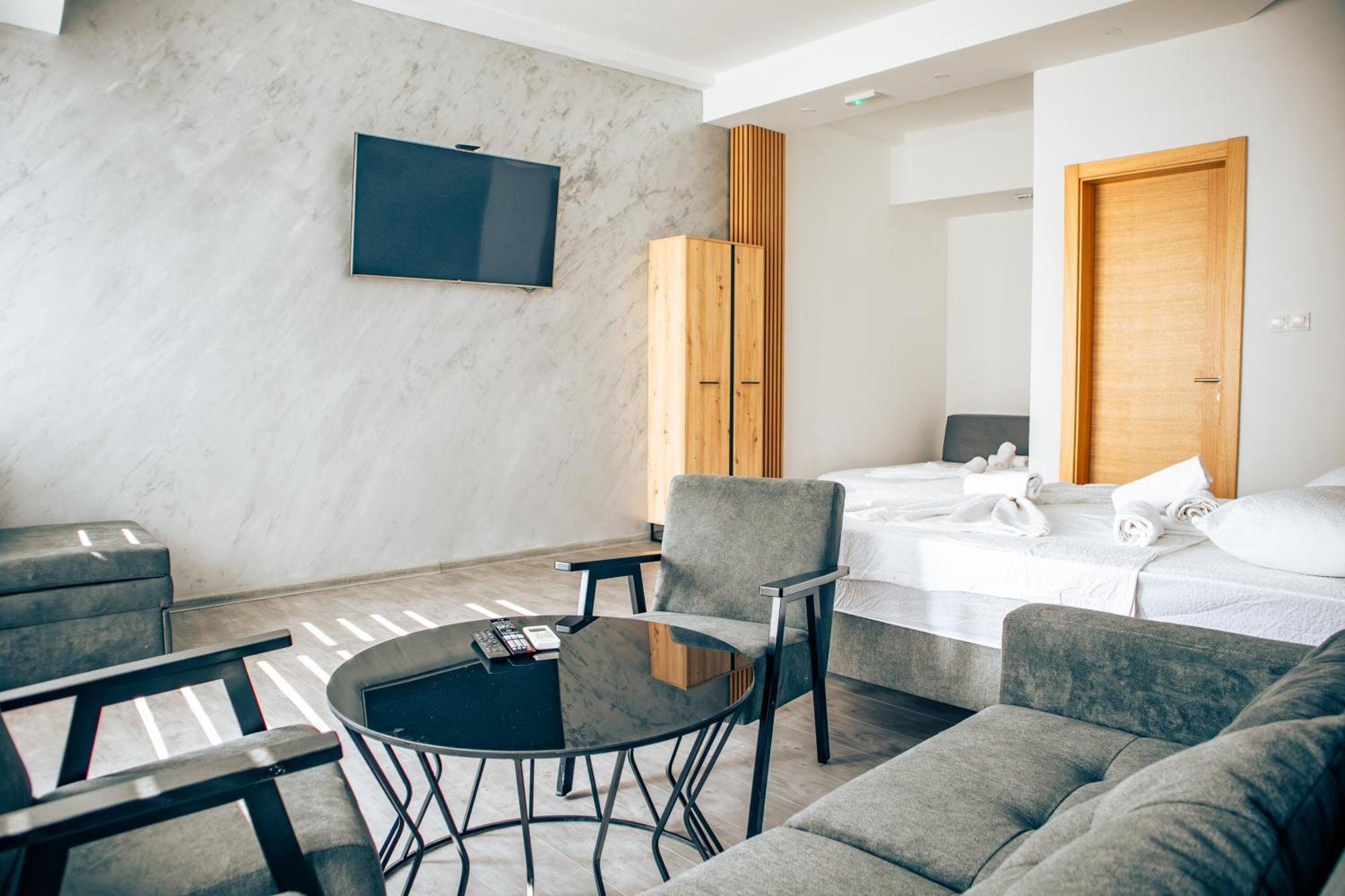 Doživite čari Mostara uz udobnost i gostoprimstvo Hotela Nur – savršeno mjesto za opuštanje, samo nekoliko minuta hoda od Starog mosta!