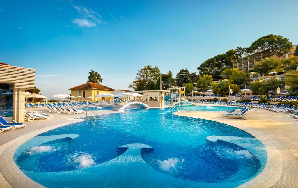 Otkrijte čarobni Resort Belvedere 4* u Vrsaru i prepustite se savršenom spoju mora, mira i uživanja u vašoj idiličnoj destinaciji za odmor!