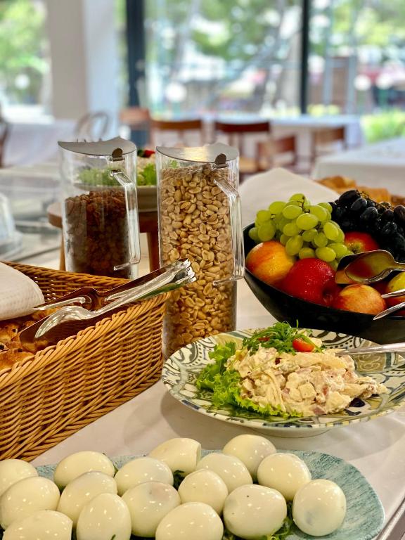 Otkrijte čari bezbrižnog odmora u Family Resortu Urania – uživajte u kristalno čistom moru, mediteranskoj prirodi i spokojnom ambijentu idealnom za savršen bijeg od svakodnevice!