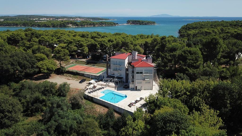 Uživajte u Medulinu – Premantura Resort 4* uz kvalitetnu hranu, lijep ambijent i čarobne staze Rta Kamenjak!