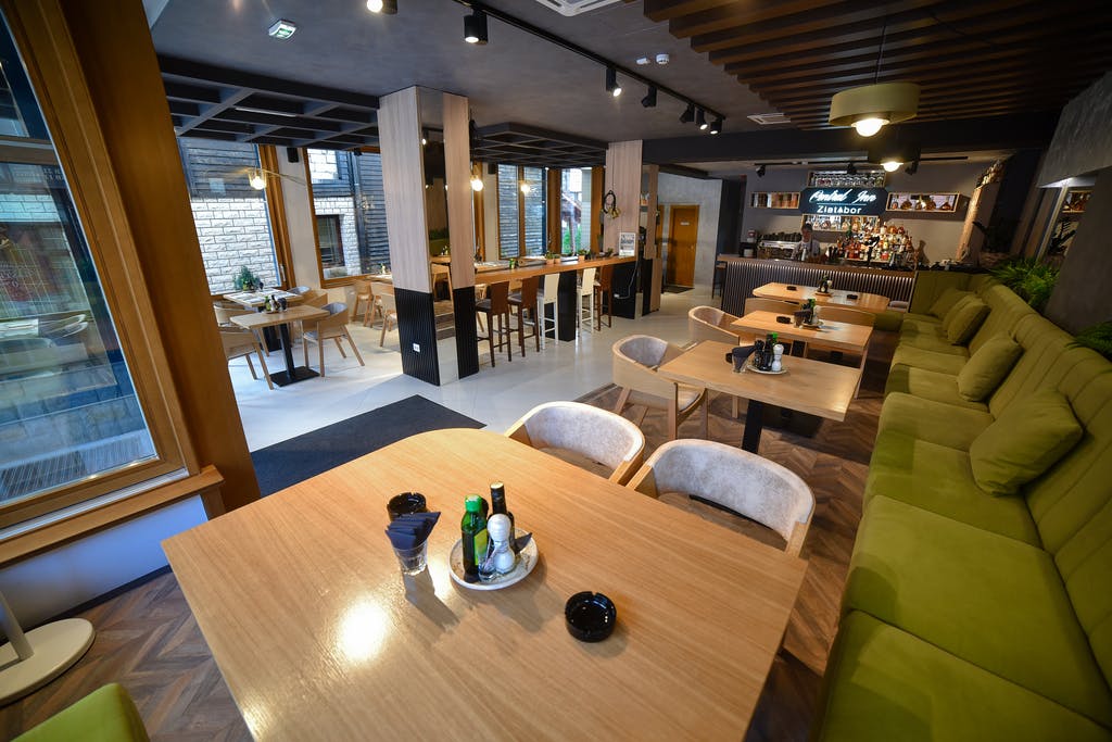 Prepustite se potpunom odmoru u srcu planine uz svježinu zraka i mir koji opušta dušu u relaksirajućim ambijentom Central Inn kompleksa apartmana!