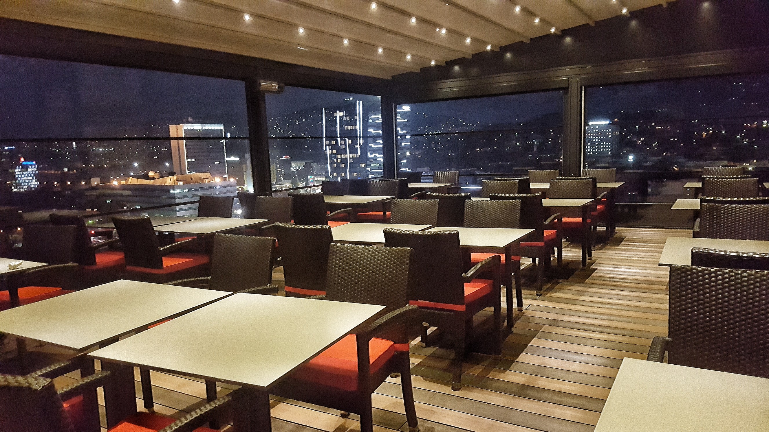 Prepustite se čarima Sarajeva uz savršen boravak u Aparthotelu Centar 4* – idealnom mjestu gdje vas očekuju udobnost, kvalitetna usluga i predivan pogled na grad!