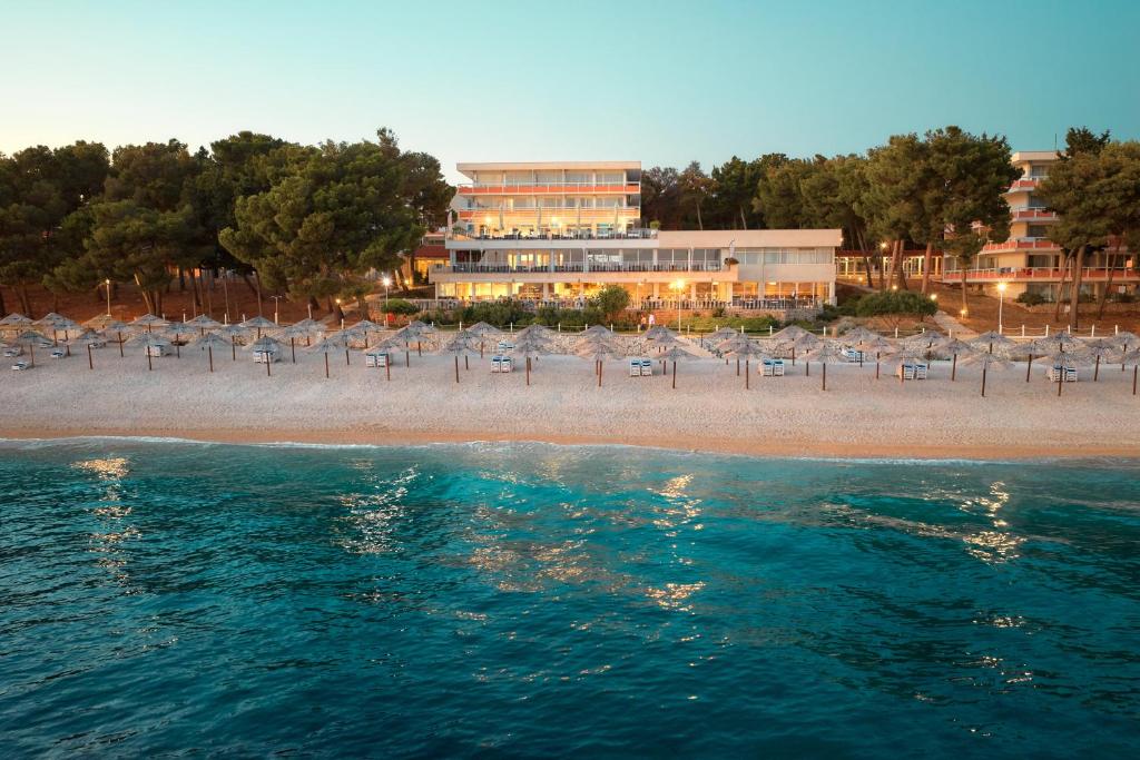 Prepustite se čarima Jadrana i romantičnim trenucima uz more – uživajte u nezaboravnom boravku uz vrhunsku udobnost u Hotelu Zora 3*, Primošten!