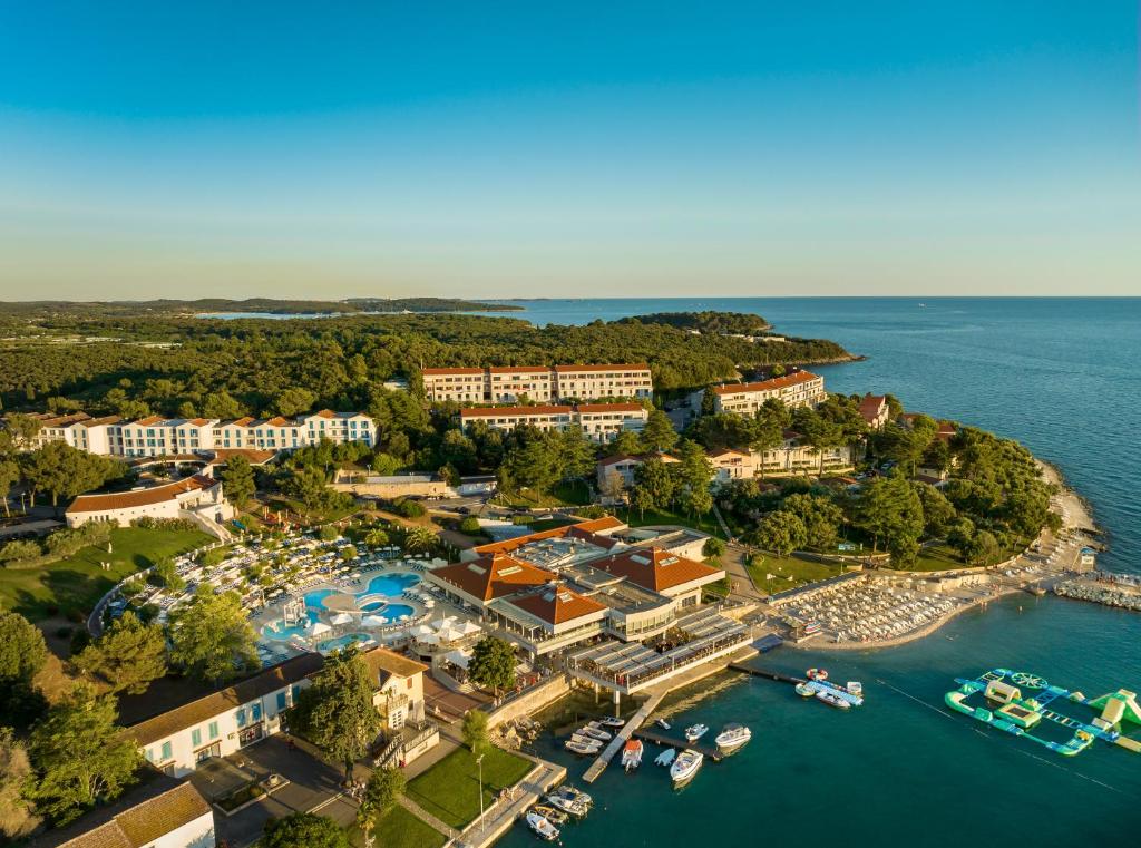 Otkrijte čarobni Resort Belvedere 4* u Vrsaru i prepustite se savršenom spoju mora, mira i uživanja u vašoj idiličnoj destinaciji za odmor!