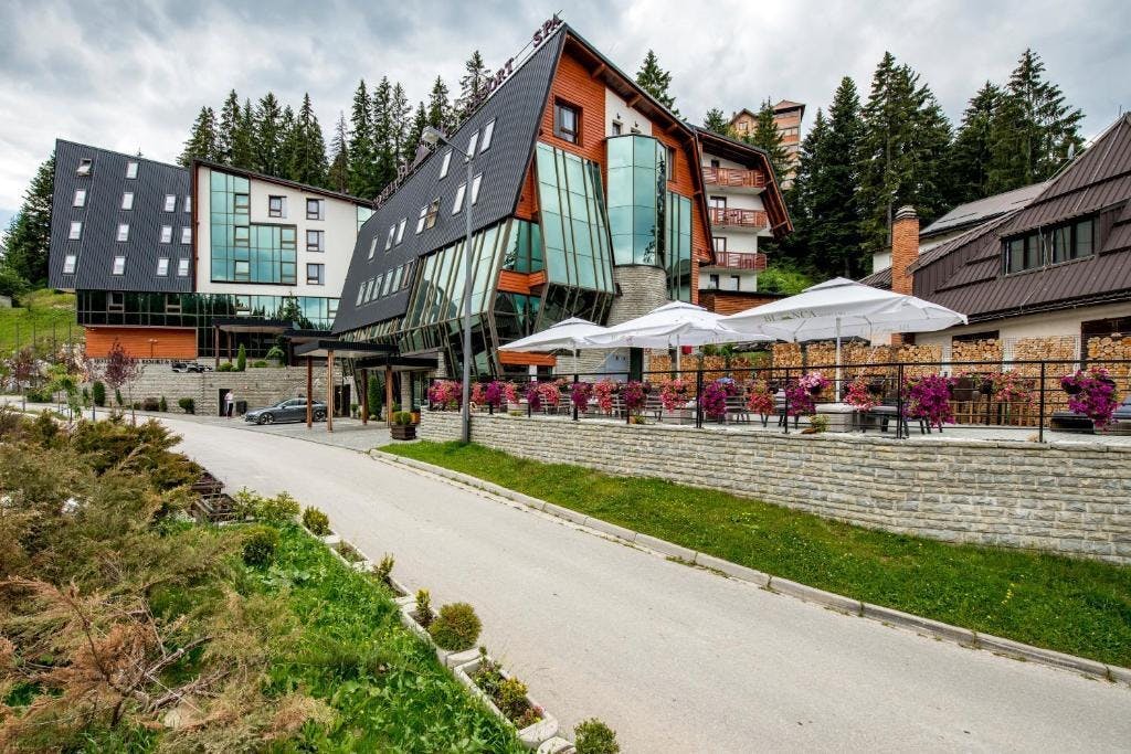 Otkrijte savršen spoj luksuza i planinskog odmora na Vlašiću uz boravak u Hotelu Blanca Resort & Spa 5* – prepustite se udobnosti, prirodi i trenucima potpunog uživanja!