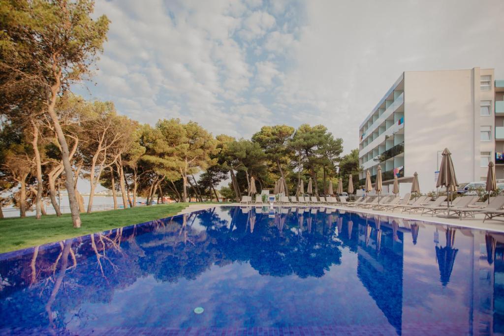 Prepustite se opuštanju uz more, vrhunsku udobnost i ALL INCLUSIVE LIGHT uslugu u Villi Arausana & Antonina 4* ili Villi Arausa 4* u Vodicama!