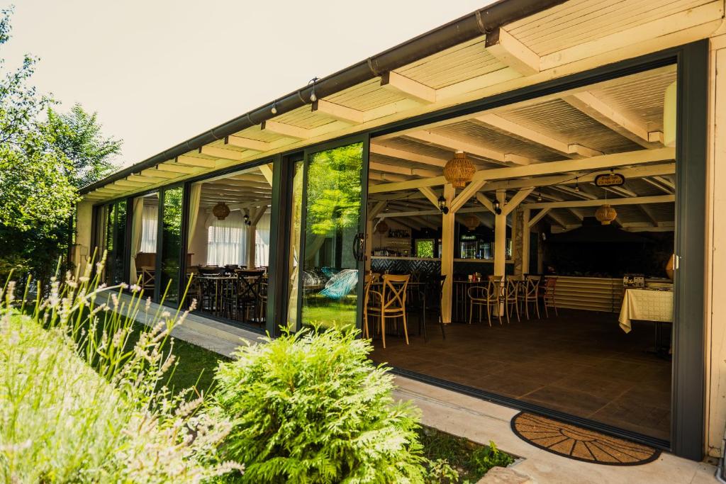 Vila Sunce Konjic – Village Resort I  Doživite savršen odmor, upoznajte sa sa čarima Boračkog jezera i uživajte u netaknutoj prirodi!