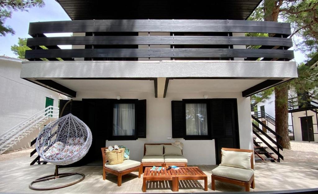 Family Resort Urania u Baškoj Vodi – savršeno mjesto za odmor u zelenoj oazi uz more, idealno za porodično uživanje, opuštanje i nezaboravne trenutke uz miris borova i šum valova!