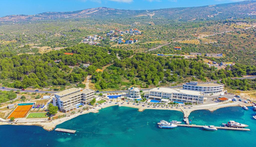 Vrijeme je za pravi morski odmor – uživajte u ljepotama Rogoznice i vrhunskoj udobnosti Perla Resorta 4*!