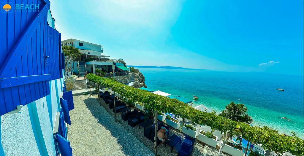 Drašnice | Otkrijte savršen spoj mediteranskog mira i moderne udobnosti u Beach Hotelu Croatia 3* s pogledom na Jadransko more!