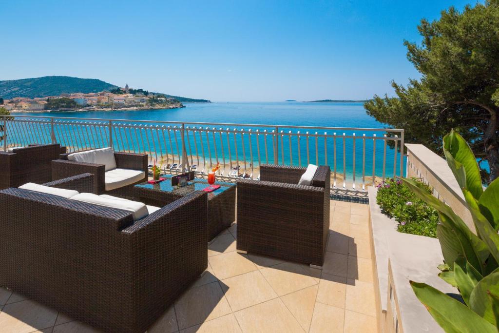 Uživajte u potpunom opuštanju, svježem zraku, prekrasnom pogledu na Jadran i ugodnoj atmosferi Hotela Zora 3*,  Primošten!